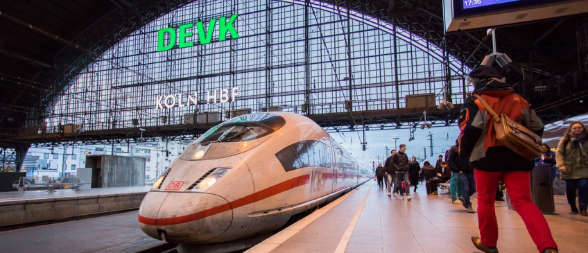 DB-exklusiv - Zug fährt in Kölner Hauptbahnhof ein